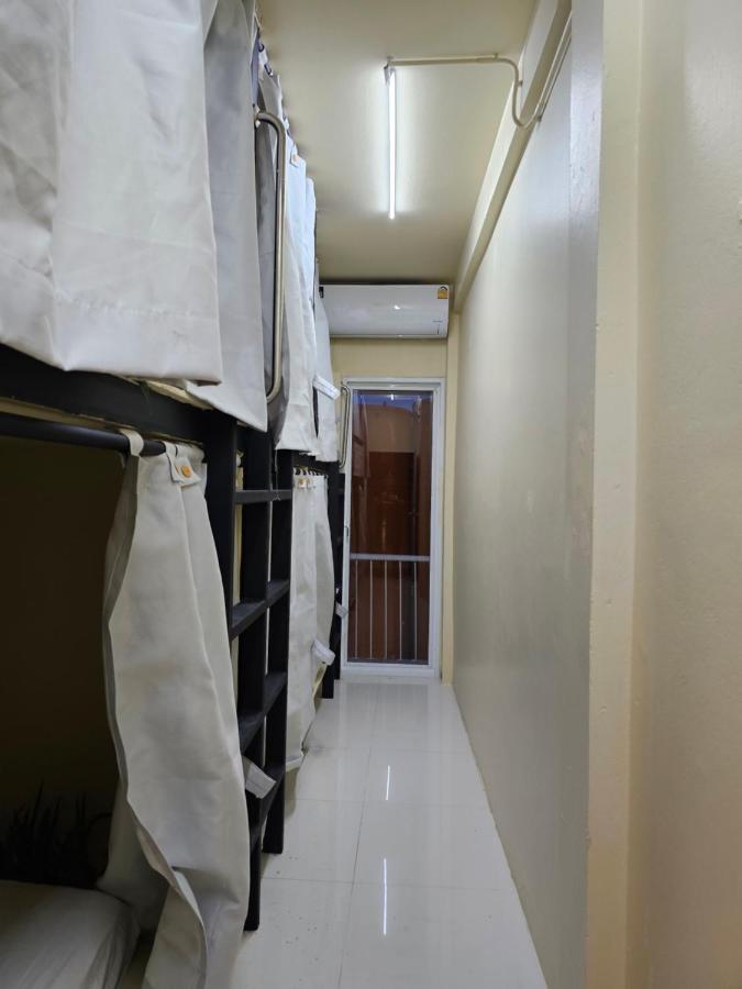 Luca Hostel Bangkok Exteriör bild